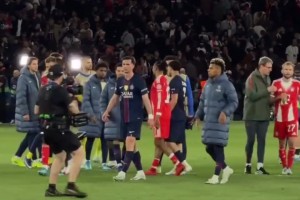 球员踢爽了，球迷看爽了！大巴黎与拜仁球员赛后友好握手惺惺相惜相关视频