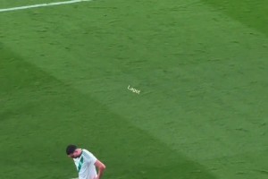 领袖气质！C罗示意自家球迷冷静，不要扔东西了相关视频