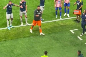 球童拒绝将球交给诺伊尔后，诺伊尔让拜仁社媒小姐姐看管相关视频